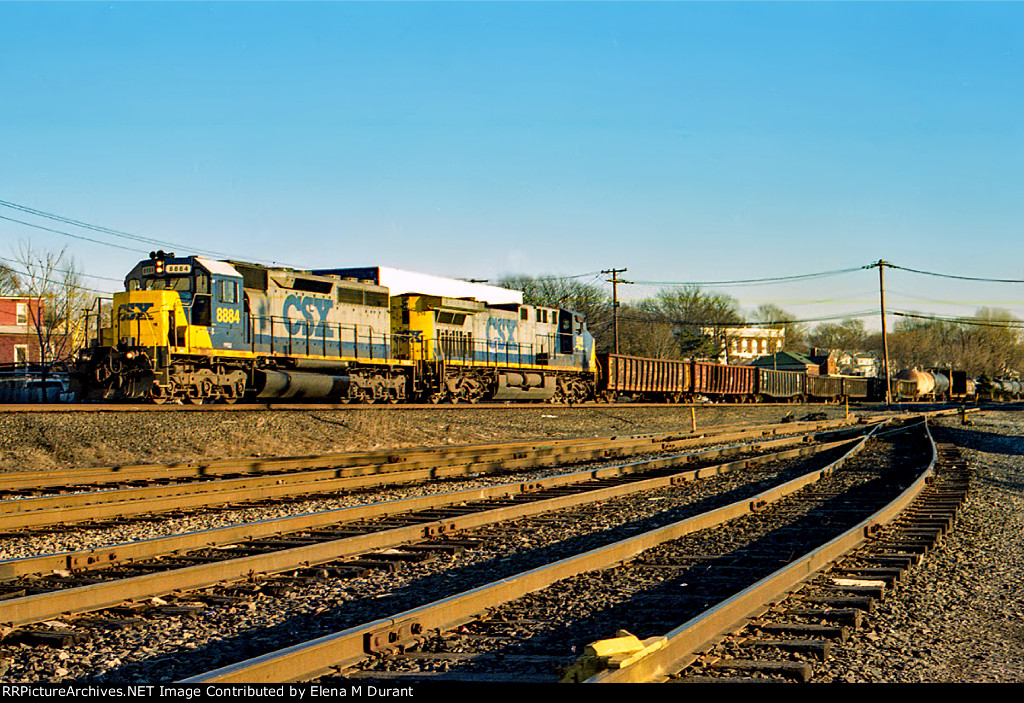 CSX 8884 on Q-434